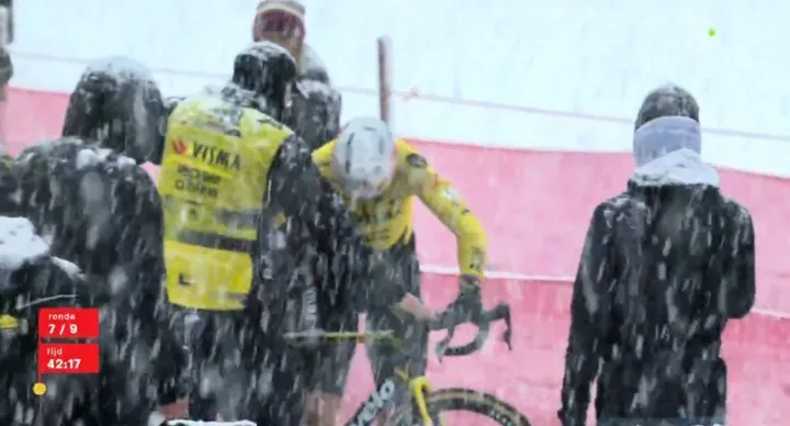 Wout van Aert staakt de Exact Cross Mol na een valpartij
