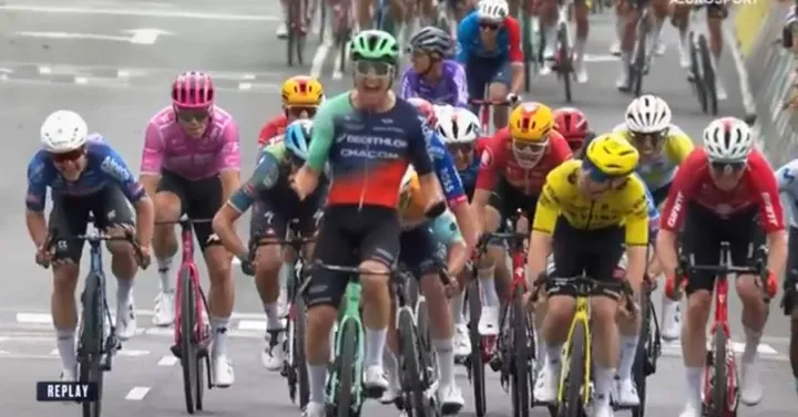 Tobias Lund Andresen komt zegevieren over de finish