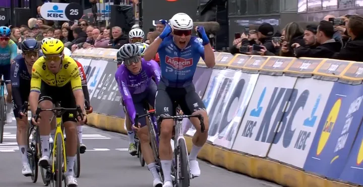 Jasper Philipsen komt zegevierend over de finish