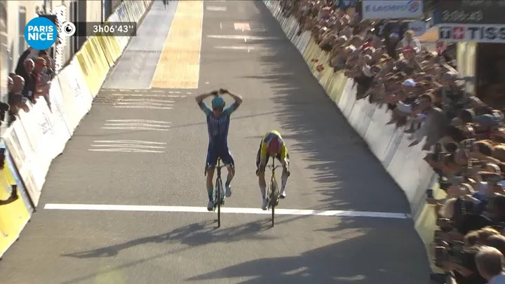 Lenny Martinez komt zegevierend over de finish