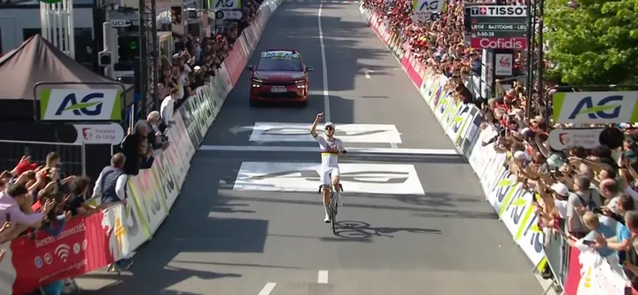 Tadej Pogacar winnend over de finish in Luik