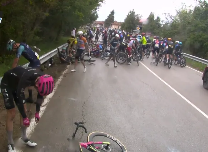Een val voorin het peloton met een UAE-renner veroorzaakte een massale crash.