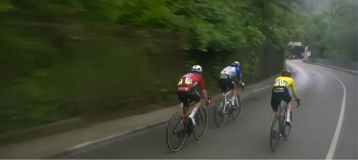 Pellizzari, Vingegaard en Van Eetvelt pakten een kleine voorsprong, maar die was niet genoeg voor de ritzege.