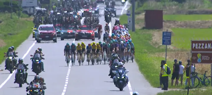 Het peloton reed de hele dag beheerst, geleid door Bahrain Victorious.