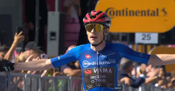 Jonas Vingegaard wint etappe 14 van de 109e Giro d'Italia.