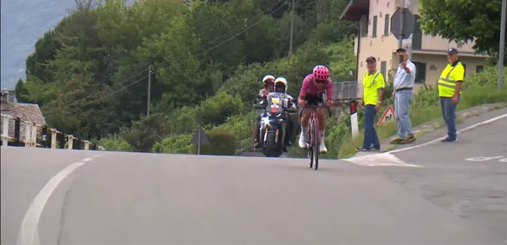 Richard Carapaz was de sterkste achtervolger en eindigde als tweede op de openingsetappe van de Ronde van Zwitserland