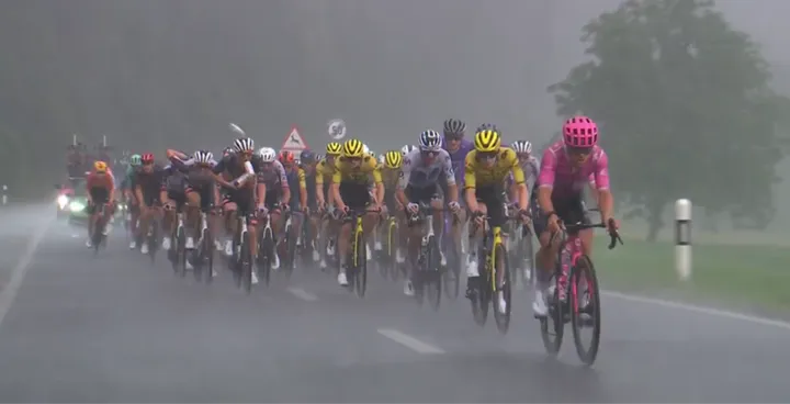 Pogačar en het peloton in de Ronde van Zwitserland geteisterd door noodweer