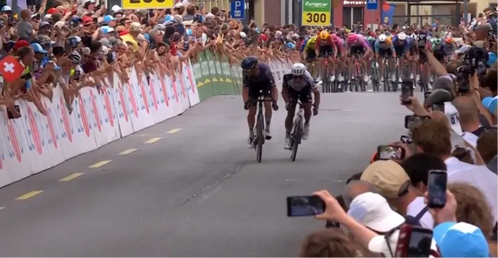 Xandro Meurisse kijkt rechts, Narváez versnelt links. Die sprong lanceerde Jhonatan Narváez naar de winst.