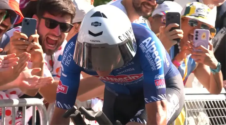Van der Poel passeert de finish