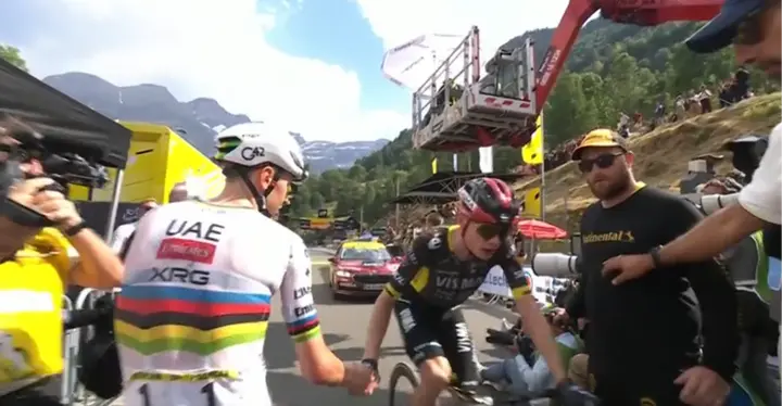 Pogacar en Vingegaard begroeten elkaar aan de finish. Een mooi staaltje sportiviteit