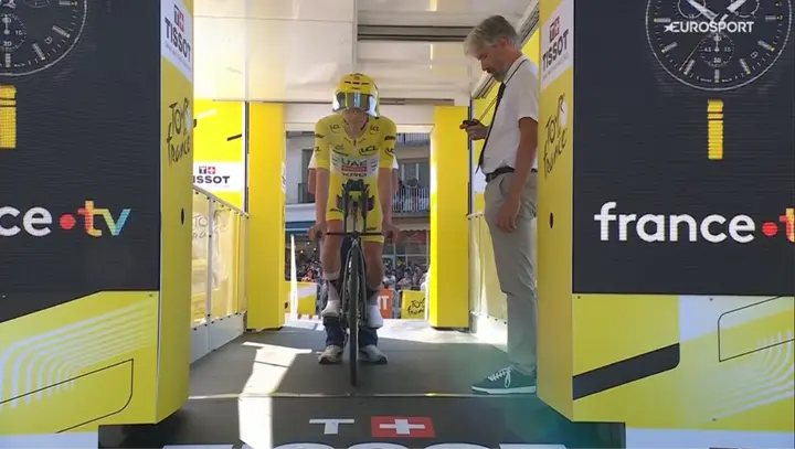 Tadej Pogacar maakt zich klaar om van het startpodium te rollen voor zijn individuele tijdrit in de Tour de France 2026.