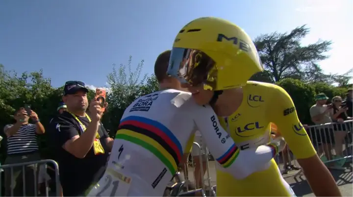 De omhelzing tussen twee kampioenen: Remco Evenepoel en Tadej Pogacar na de finish van de individuele tijdrit in de Tour de France.