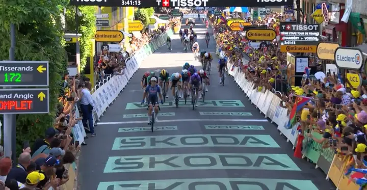 Jasper Philipsen viert een overtuigende zege in etappe 17 van de Tour de France, onbedreigd na een perfecte lead-out van Mathieu van der Poel.