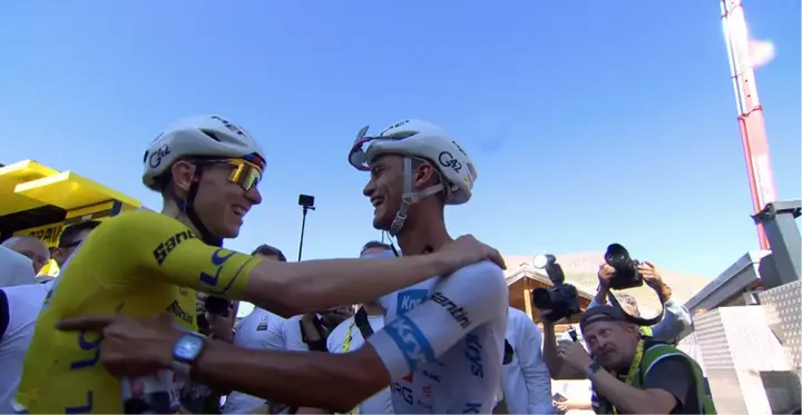 Isaac del Toro feliciteert Tadej Pogacar na de finish van etappe 19