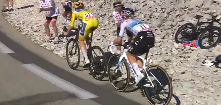 Demi Vollering volgt Marlen Reusser richting de top van de Mont Ventoux