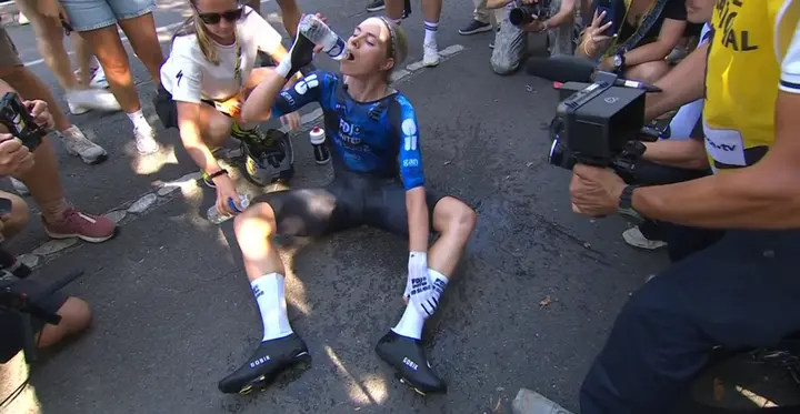 Demi Vollering na haar tijdrit in de Tour de France Femmes