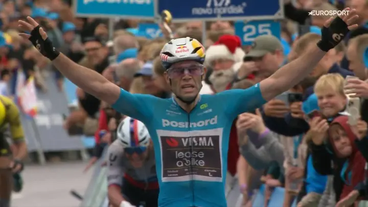 Wout van Aert viert een sprintzege in de Tour of Denmark