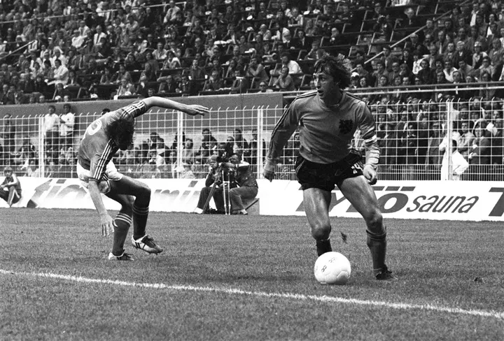 Volgens Jan Mulder was Johan Cruijff onvervangbaar bij Ajax: 'Dat was het einde van een tijdperk.'
