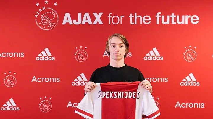 Speksnijder na zijn contractondertekening in het voorjaar van 2020.