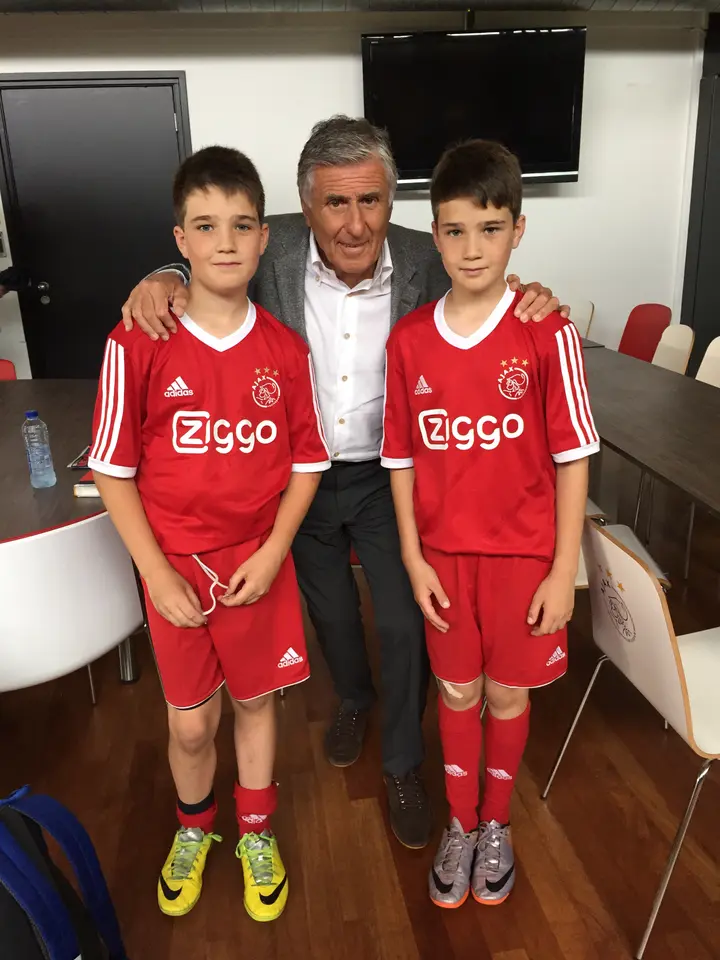 Marcel's twee zoons na afloop van een Ajax-talentendag op de foto met Mister Ajax Sjaak Swart. Marcel bezoekt jaarlijks met Ayden en Connor de duels van de Amsterdamse club.