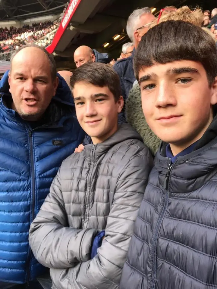 Marcel met zijn twee zonen (Ayden en Connor) voorafgaand aan het duel tussen Ajax - Feyenoord (3-0 winst) op 28 oktober 2018.