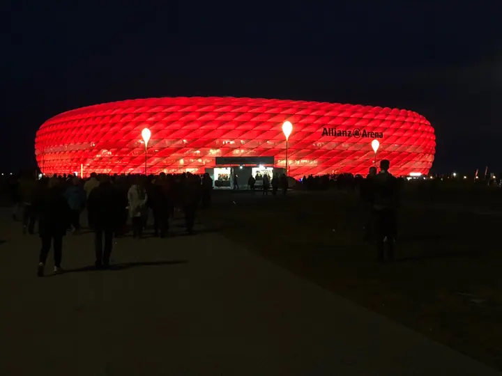 Ieder seizoen probeert Marcel minimaal één Europese-wedstrijd van Ajax te bezoeken. Zo bezocht hij in het seizoen 2018/2019 de Champions League-uitduels met FC Bayern München (1-1) en Real Madrid (1-4). Voor aanvang van het eerstgenoemde duel heeft Marcel deze foto van de Allianz Arena gemaakt. 