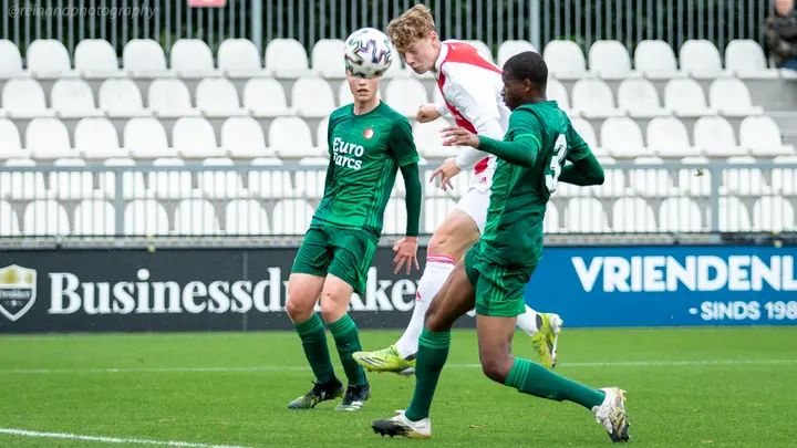 Dall kopt in oktober in de mini-Klassieker tegen Feyenoord O18. Ajax wint met 4-3 en Dall scoort twee keer.