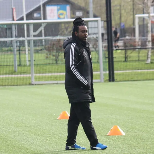 Douglas is blij bij Forza Almere: 'Bij Forza Almere wordt nu een structuur opgebouwd
waarin ik het voor het zeggen heb. Bij veel clubs is die structuur er al. Ik
ben nu twee jaar bezig. Vroeger zouden kinderen niet komen, nu wel.'&nbsp;