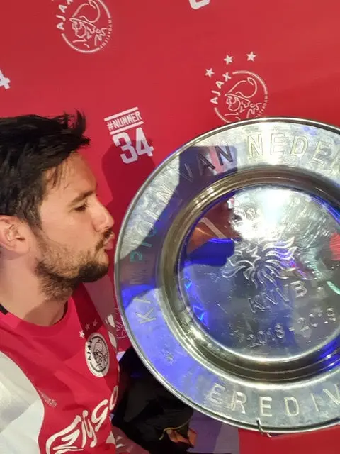 Yuki kust de kampioensschaal van Ajax tijdens de huldiging van de landstitel in 2019!