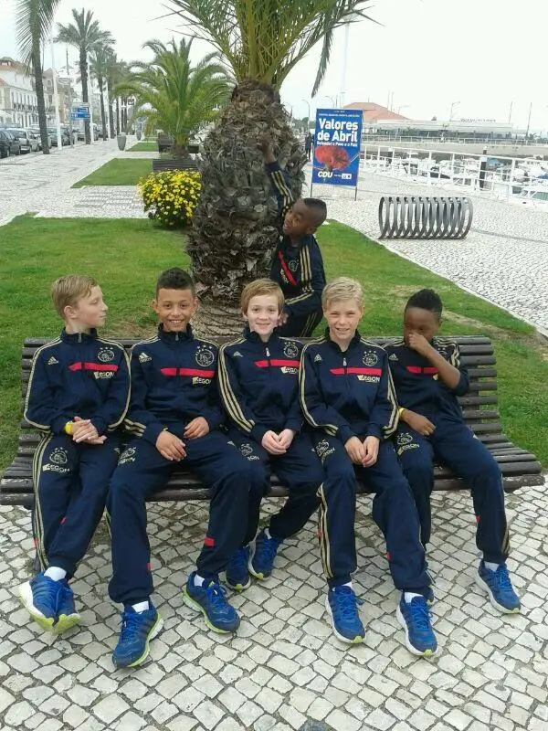 &nbsp; Amourricho hangt de lolbroek uit als zijn teamgenoten poseren voor een foto