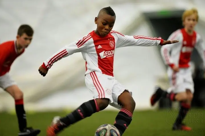 Van Axel Dongen als kleine jongen, spelend in het wit-rood-wit van Ajax.