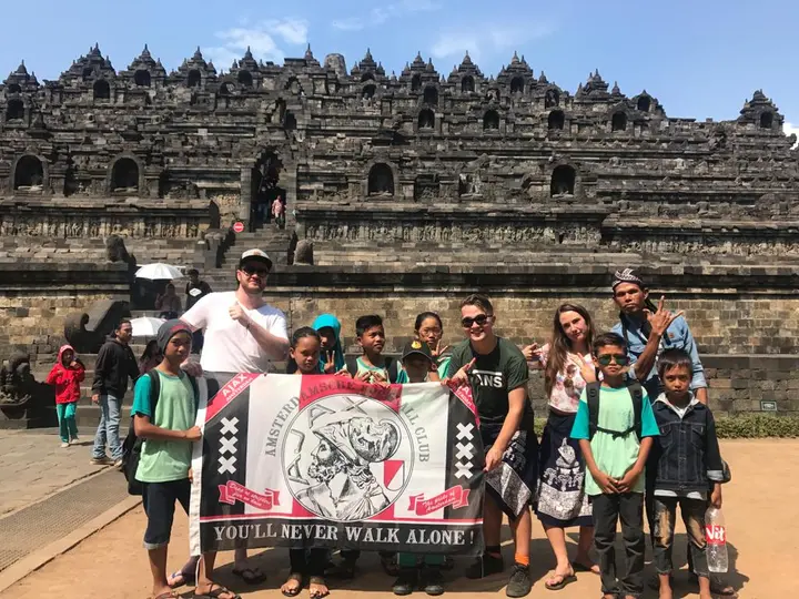 Lima bezocht - onder andere met zijn broer - de Borobudur tempel. Dit is de grootste boeddhistische tempel in Indonesië. Een foto met de Ajax-vlag mocht hier niet ontbreken.