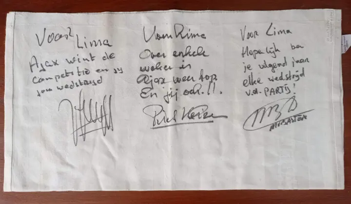 Het bijzondere servet dat Lima ontving met persoonlijke boodschappen van Johan Cruijff, Piet Keizer en Marco van Basten.&nbsp;