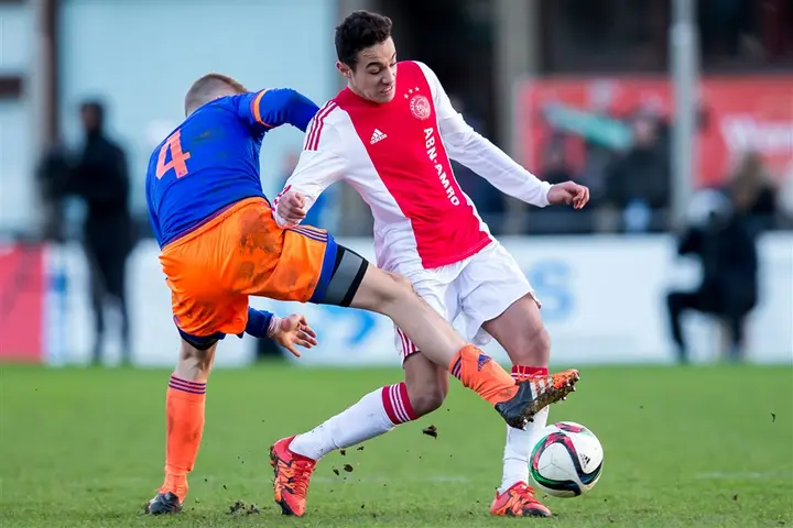 Mazraoui als speler van Ajax A1: 'Toen al was hij zo veelzijdig. Nous kan bij elke Europese topclub slagen'