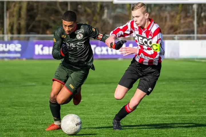 Diyae wilde als vijftienjarige eigenlijk helemaal niet weg bij Sparta. 'Hij was aanvoerder en kreeg van iedereen waardering. Hij zat daar goed op zijn plek, maar uiteindelijk is de mogelijkheid om naar Ajax te gaan natuurlijk wel uitzonderlijk.'
