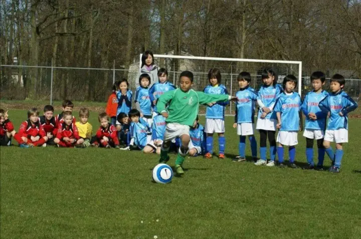 Diyae neemt een strafschop als jeugdspeler van&nbsp;Lugdunum, zijn amateurclub uit Leiden.