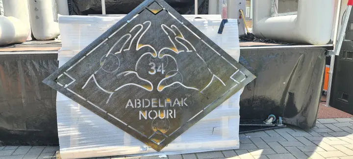 <i><b>Het monument voor Abdelhak Nouri, te zien op het A. Nouriplein in Geuzenveld</b></i>