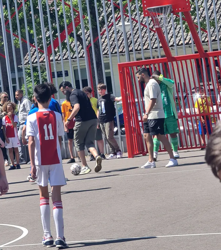 Abderrahim en Mo Nouri herleven een deel van hun jeugd en stappen het pleintje op om met de aanwezige kids een balletje te trappen.