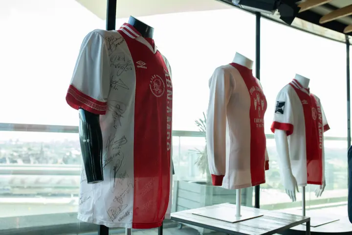 <b><i>Enkele iconische Ajax-shirts op een rij.</i></b>
