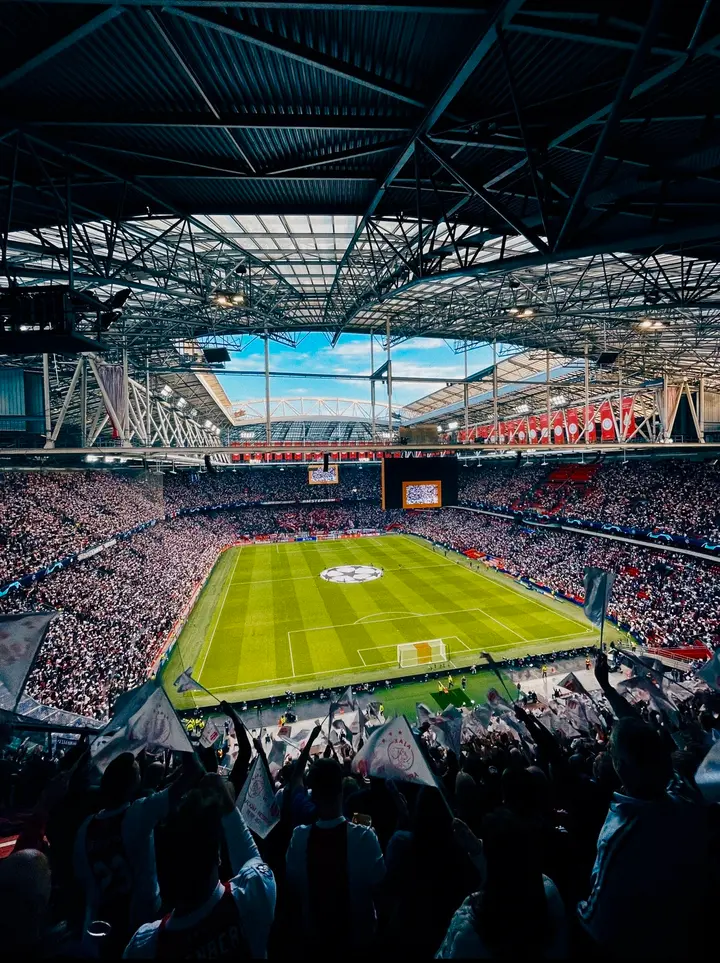Het vastleggen van de mooiste sfeerbeelden in de Johan Cruijff ArenA mag niet ontbreken.