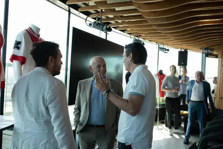 <b><i>Jari Litmanen haalt mooie herinneringen op tijdens de boekpresentatie.</i></b>
