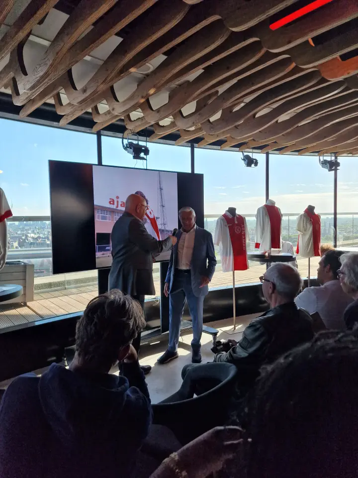 <b><i>Michael van Praag overhandigt het boek aan Mister Ajax Sjaak Swart.</i></b>
