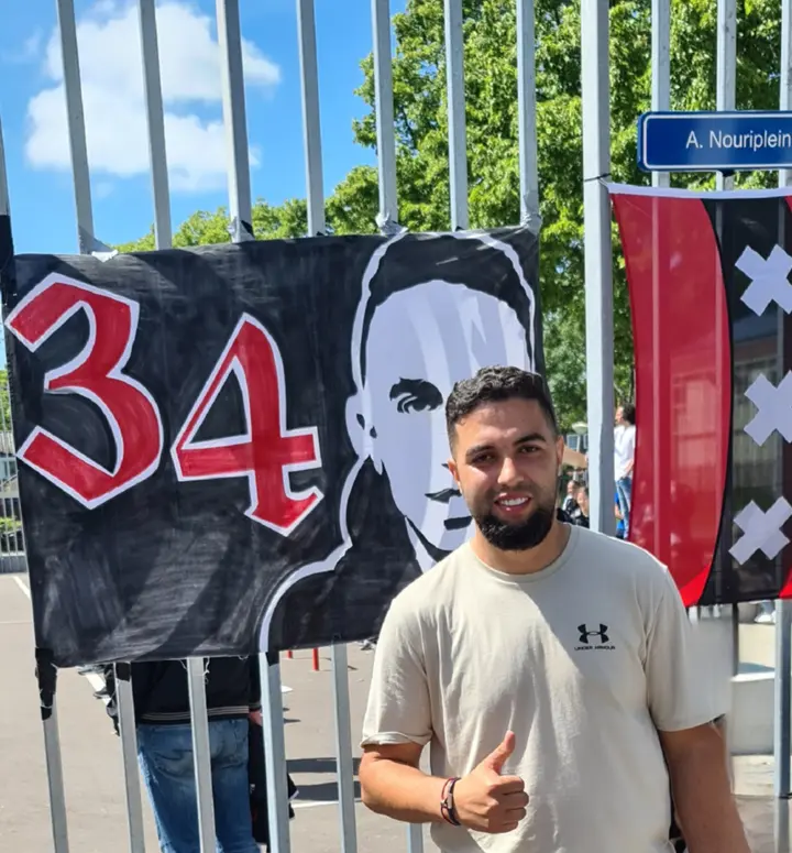 <b><i>Broer Mohammed ('Mo') Nouri, terug op het pleintje waar hij in zijn jeugd zoveel tijd doorbracht.&nbsp;</i></b>