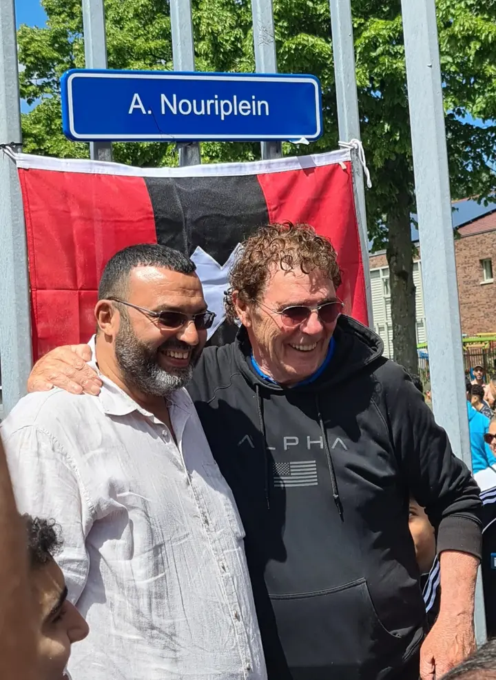 <b><i>Mohammed Nouri en Willem van Hanegem poseren samen trots voor het gloednieuwe A. Nouriplein</i></b>