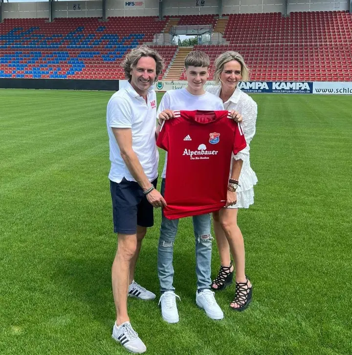 Oliver poseert met zijn ouders bij zijn presentatie als speler van&nbsp;SpVgg Unterhaching.