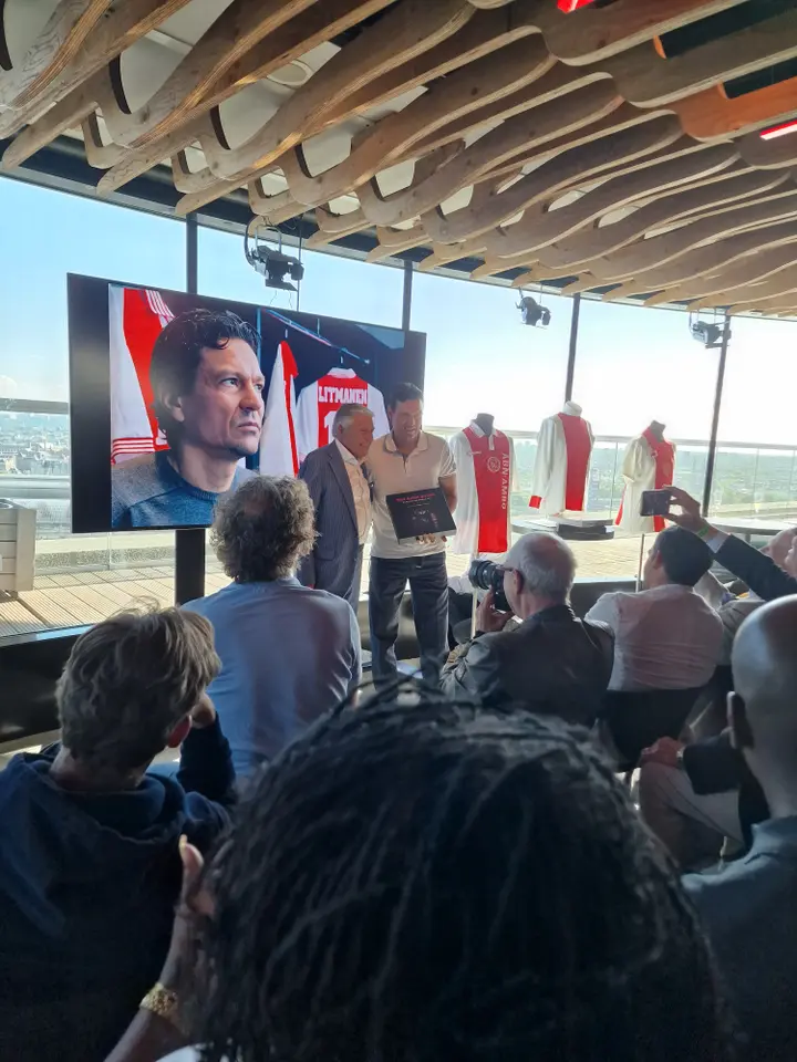 <b><i>Sjaak Swart overhandigt het boek 'Het Ajax Shirt' aan Jari Litmanen.</i></b>