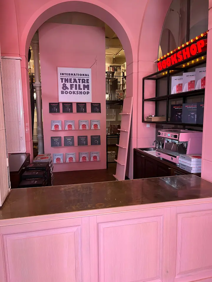 <b><i>Jari Litmanen signeert vrijdagmiddag (10 juni) tussen 15.00 en 18.00 uur het boek in de Stadsschouwburg. Het boek is verkrijgbaar in de boekenwinkel van de Stadsschouwburg.</i></b>