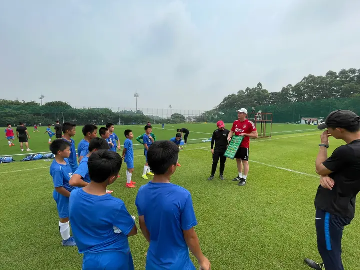 Het is de ambitie van Ajax om over tien jaar minimaal één Chinese speler in de Ajax-hoofdmacht te hebben staan.