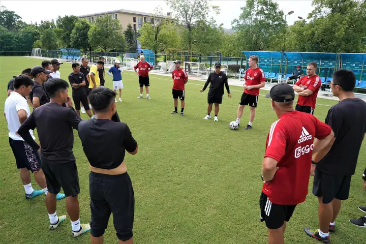 De Ajacieden in China instrueren de trainersstaf van Guangzhou R&amp;F FC.