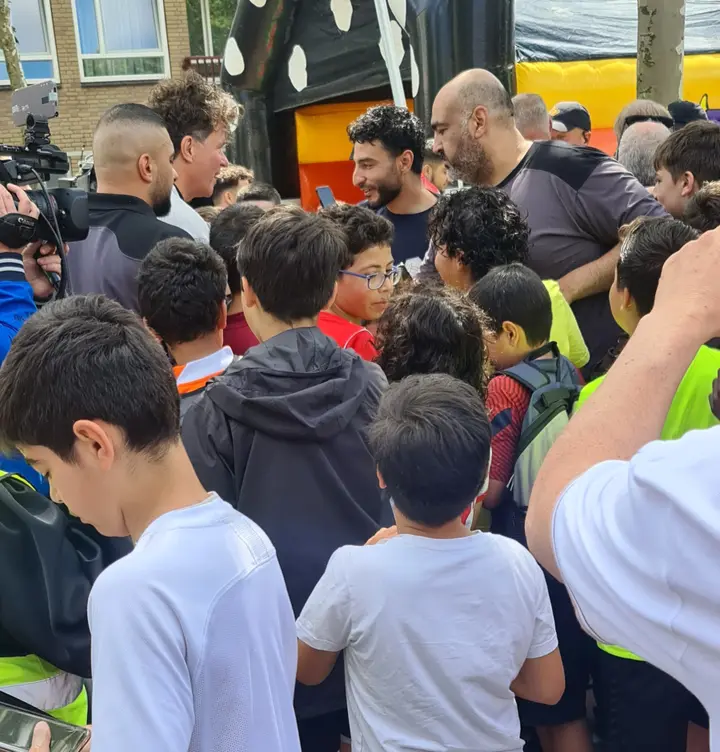 <b><i>Soufiane Touzani is bij de opening van het A. Nouriplein de enige die meer aandacht krijgt dan de familie Nouri zelf.&nbsp;</i></b>